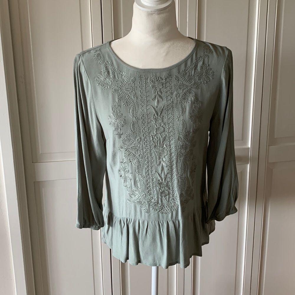 MIAMI, SAGE GREEN, RAYON POLYESTER, EMBROIDERED PEASANT TOP - SZ SMALL - EUC
